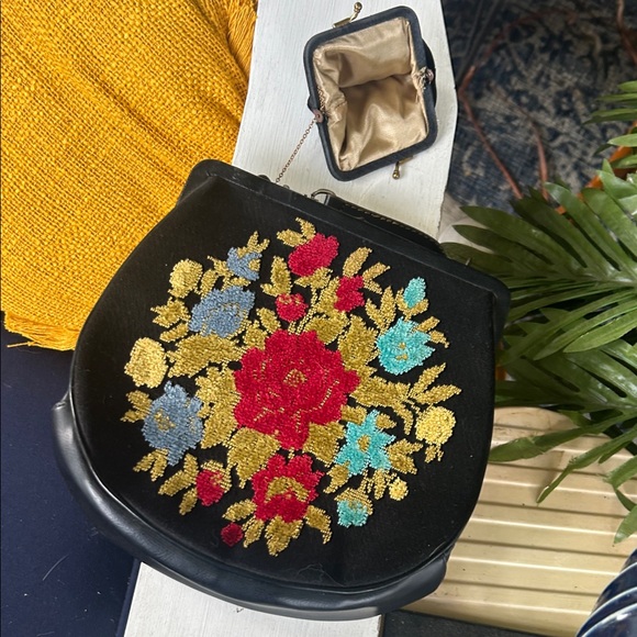 Vintage Floral Embroidered Tapestry Black Crossbody Bag - Picture 9 of 12